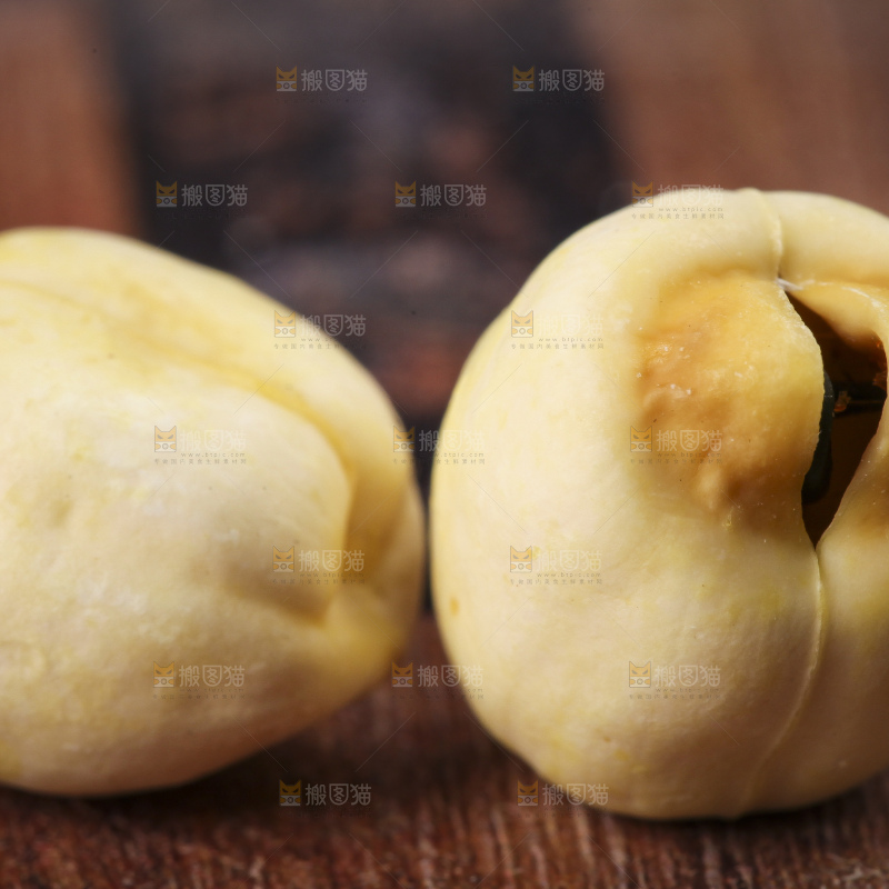 木板上放着干莲子