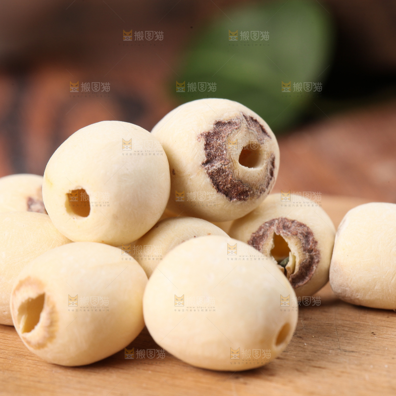 木板上放着九鲤湖白莲子