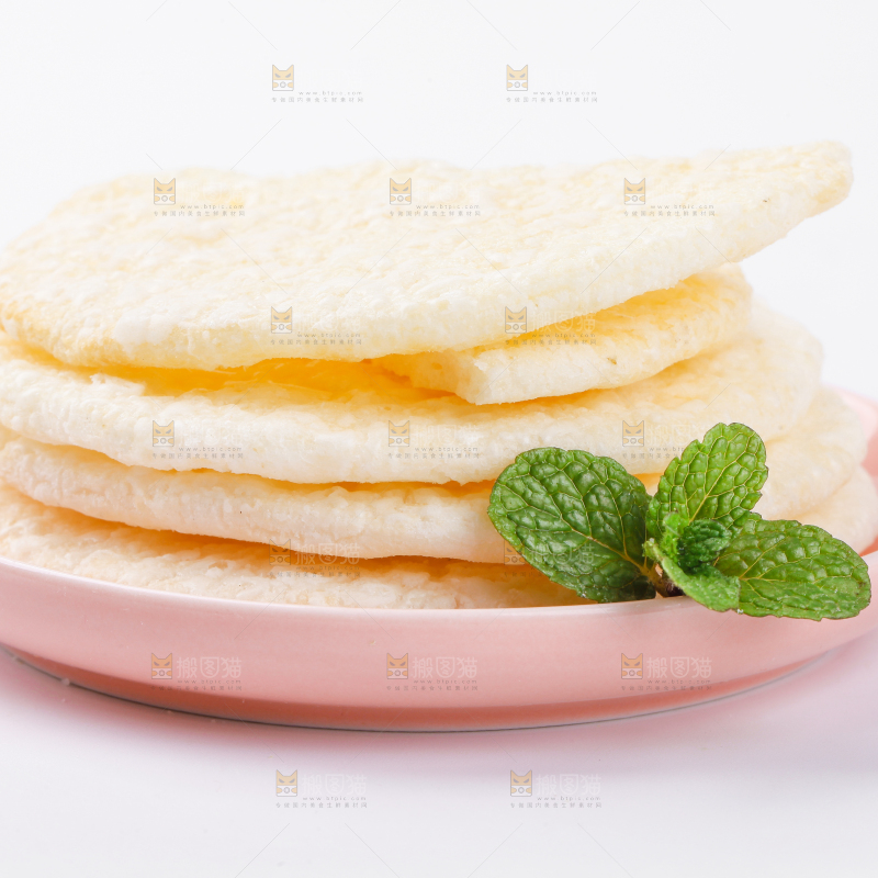 碟子里放着米饼