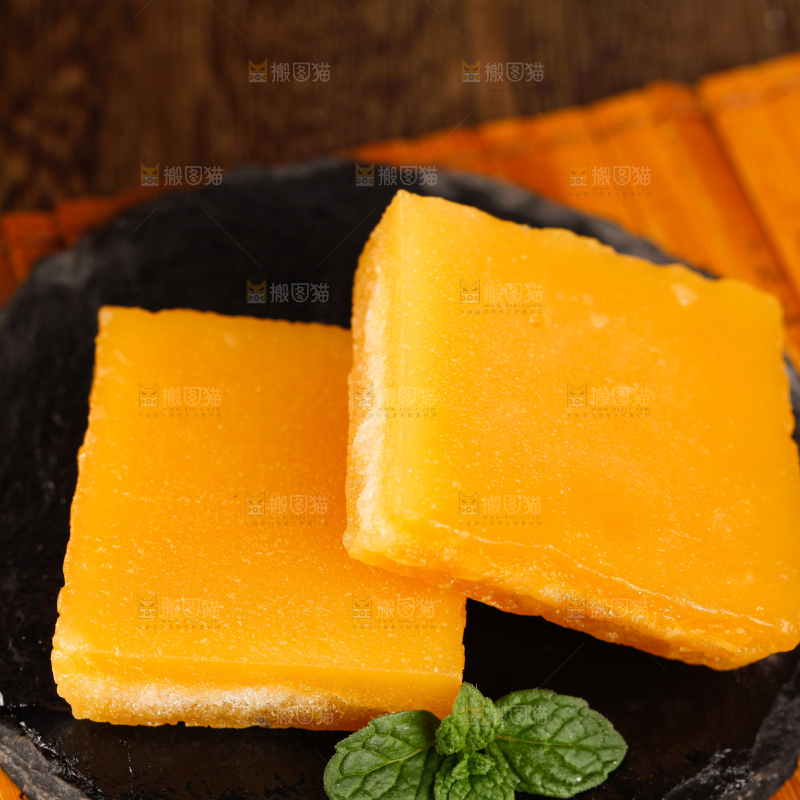 盘子里装着黄糖块