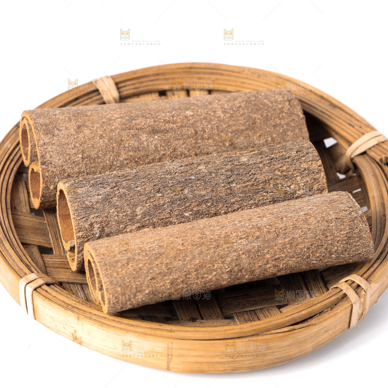 竹篮里放着干桂皮
