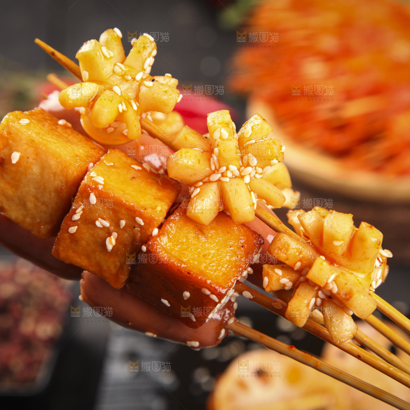 石板上的钵钵鸡串