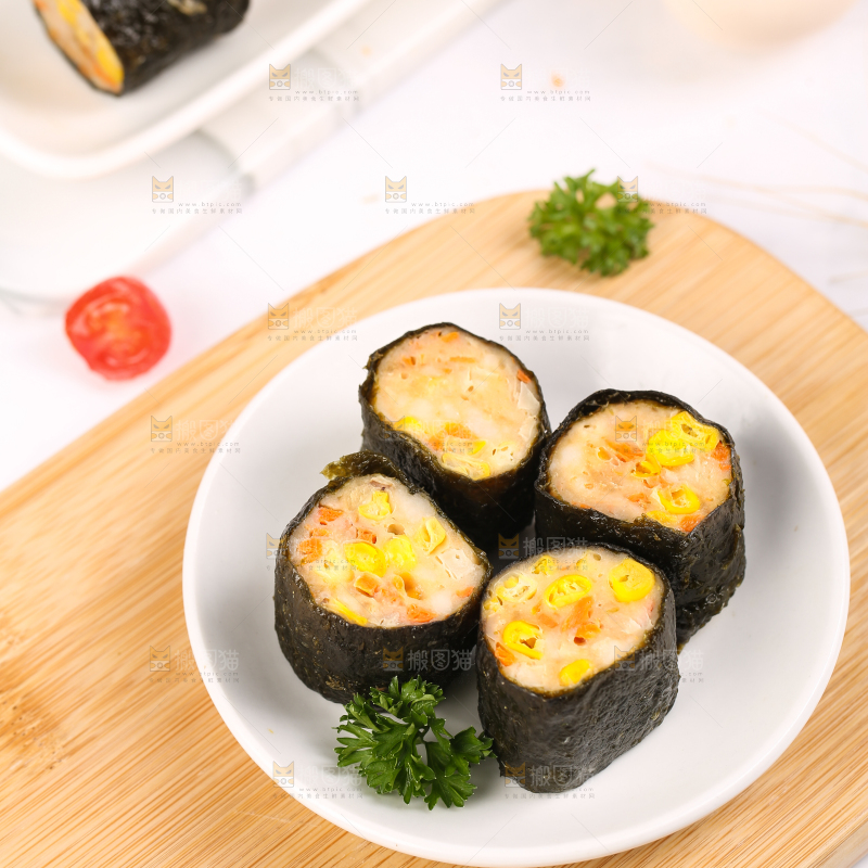 木板上的玉米紫菜卷