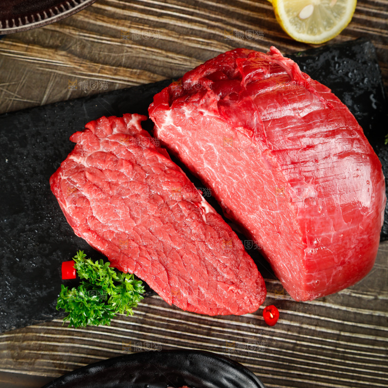 木底上放着一盘牛肉