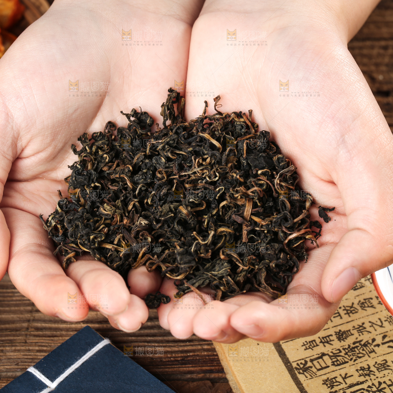 手里捧着茶叶