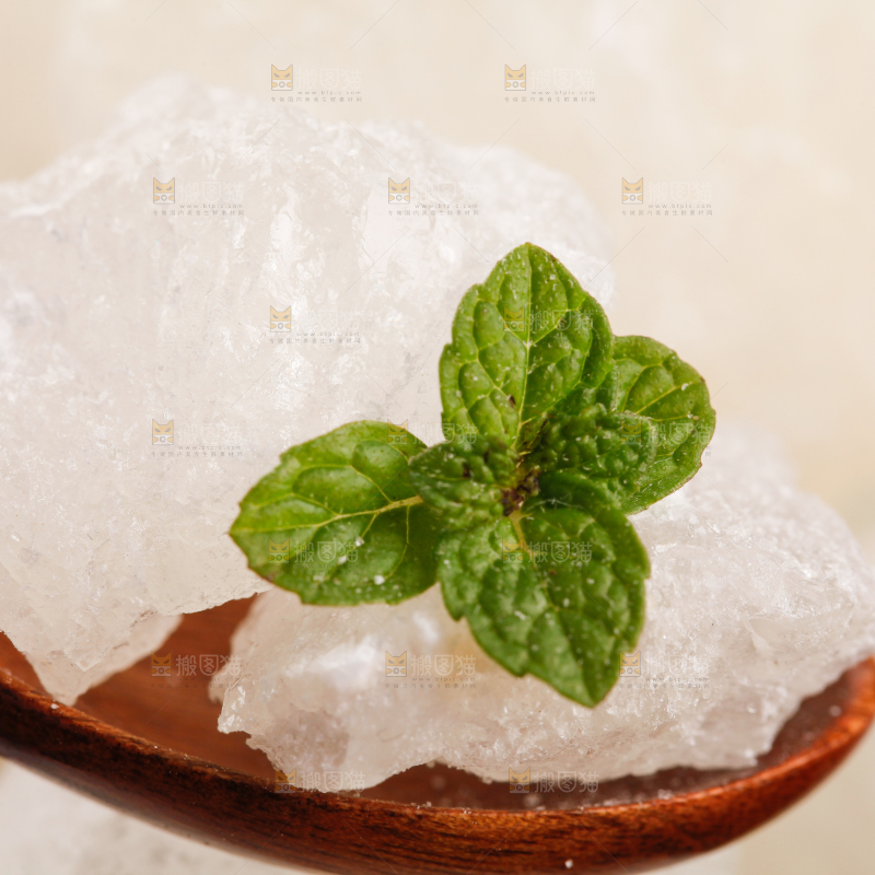 勺子上放着多晶冰糖