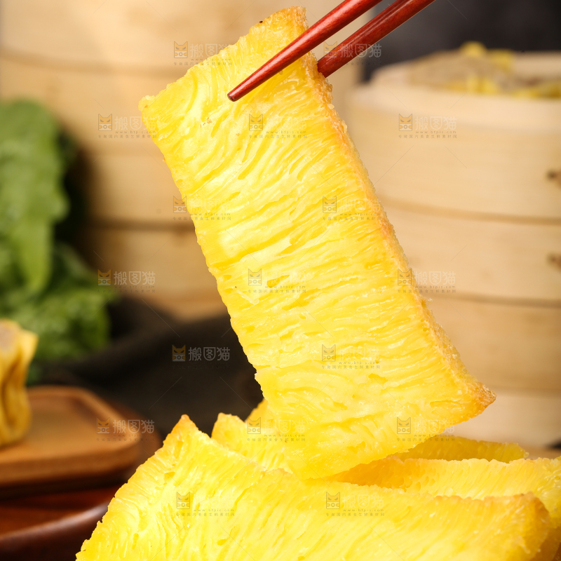盘子里装着手工蒸糕