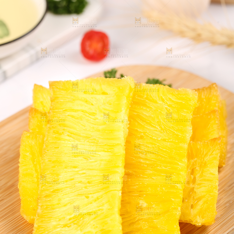 木板上摆放着椰汁黄金糕