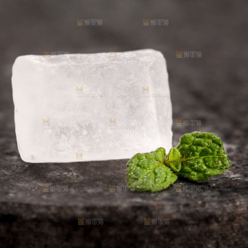 黑底上放着冰糖