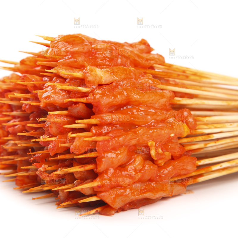 白底上放着肉串