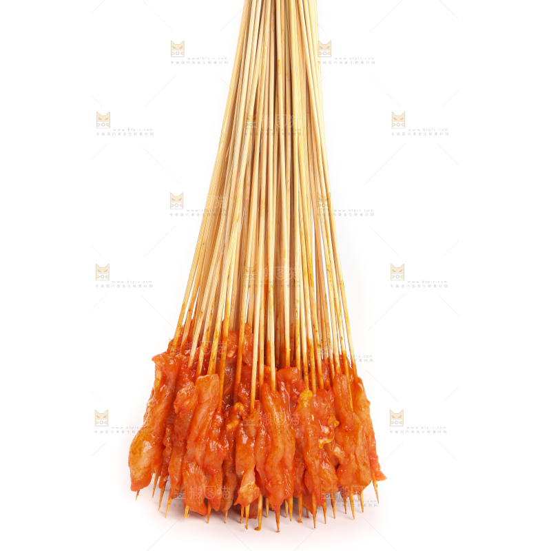白底上放着肉串