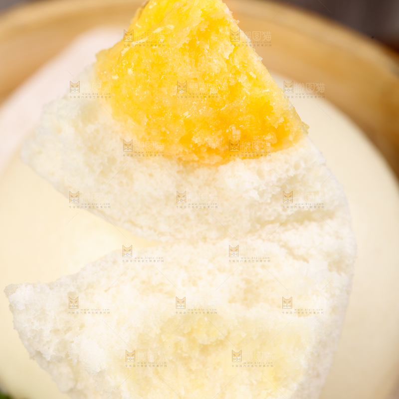蒸笼里放着奶黄包
