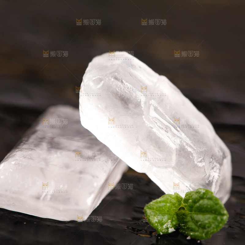 黑底上放着单晶冰糖