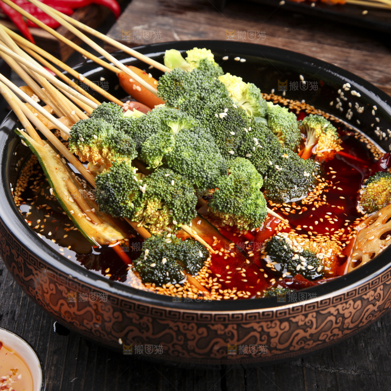 碗里的西兰花串