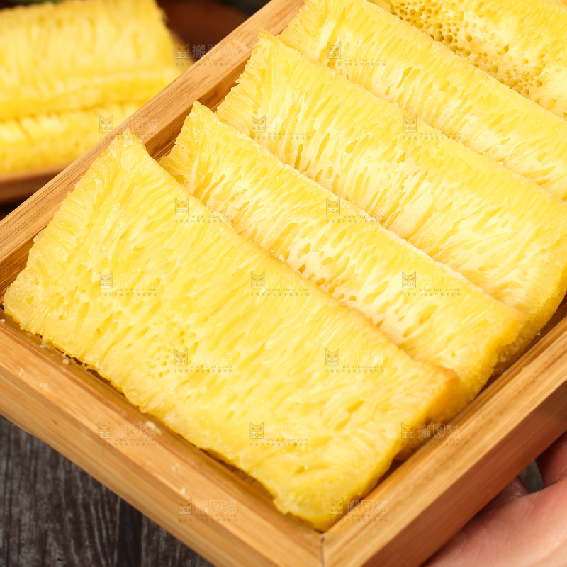 盘子里装着手工蒸糕