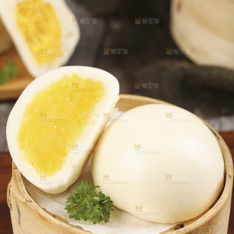 蒸笼里放着奶黄包