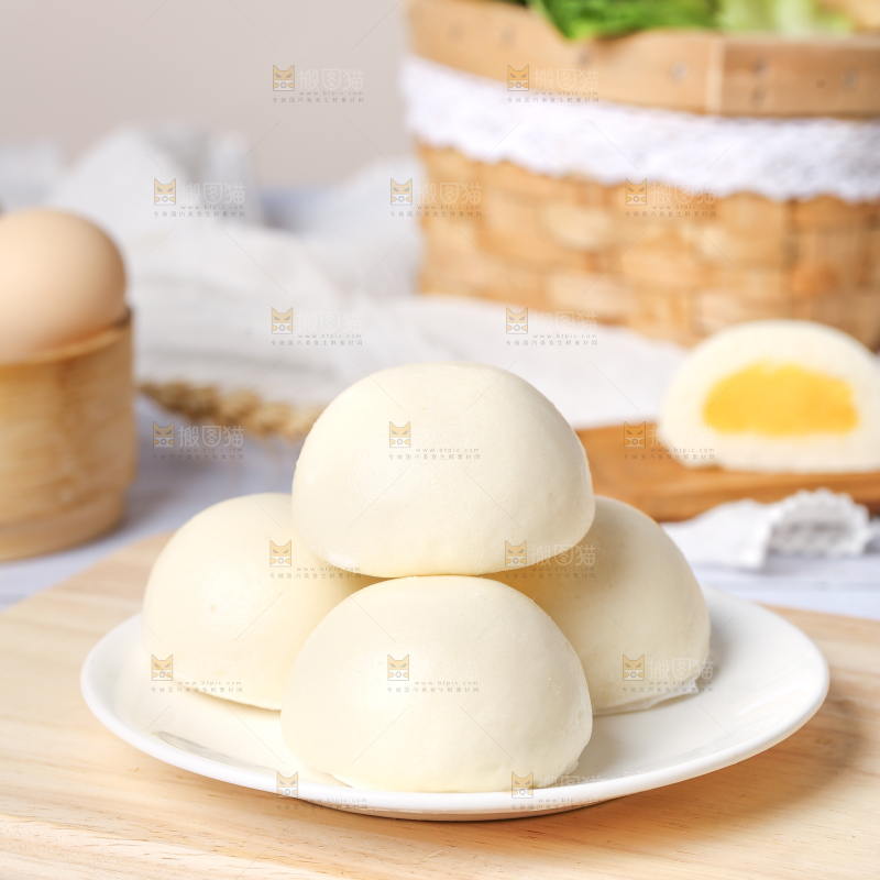 盘子里装着奶黄包
