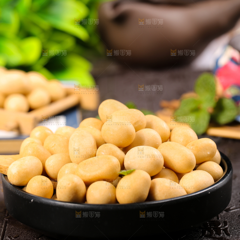 盘子里装着鱼皮花生
