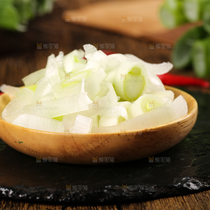 黑石板上放着一碟大葱白