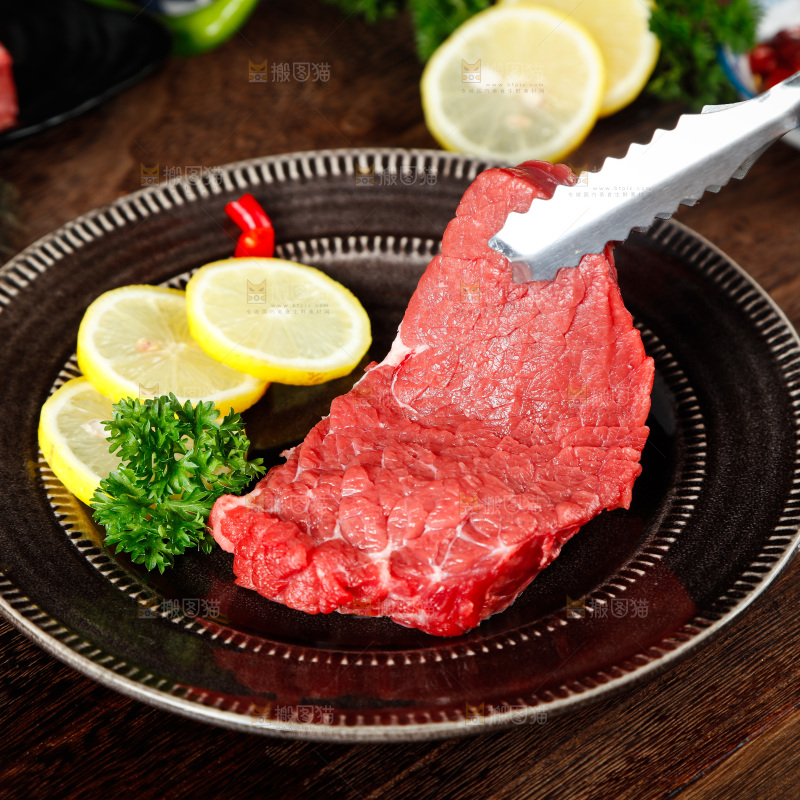 夹子夹着一块牛肉