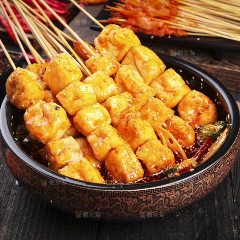 锅里泡着豆腐串