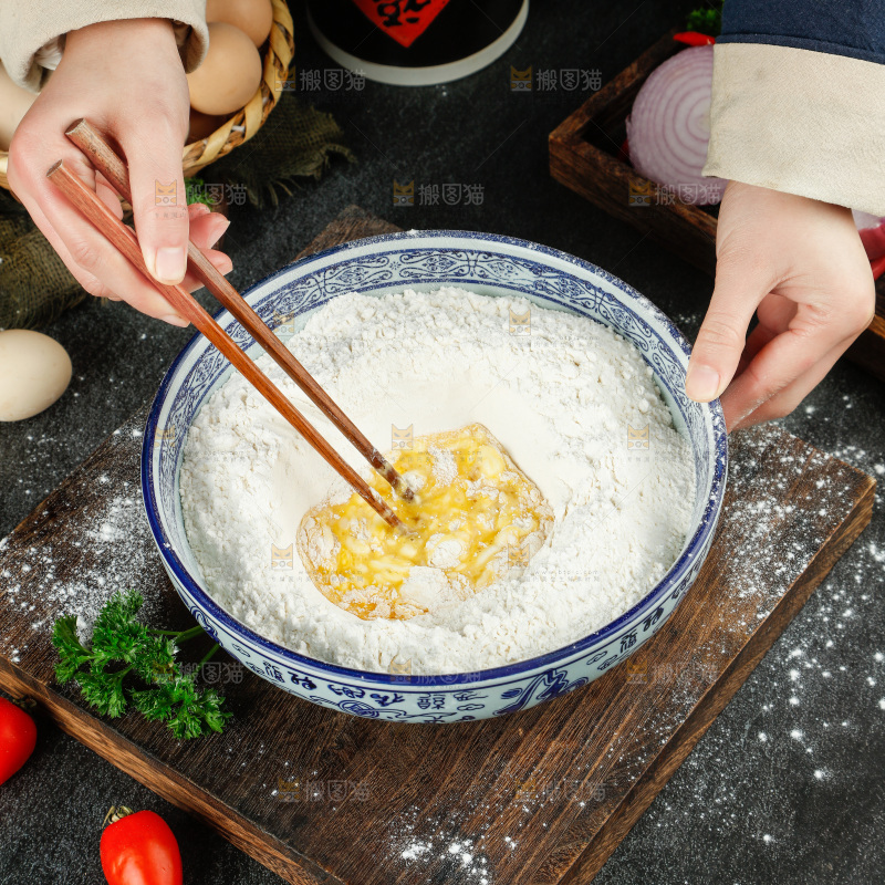 木底上放着一碗小麦面粉