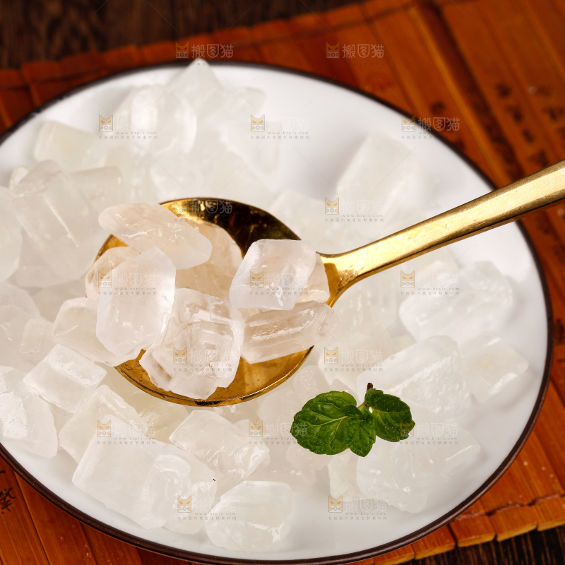 盘子里装着单晶冰糖