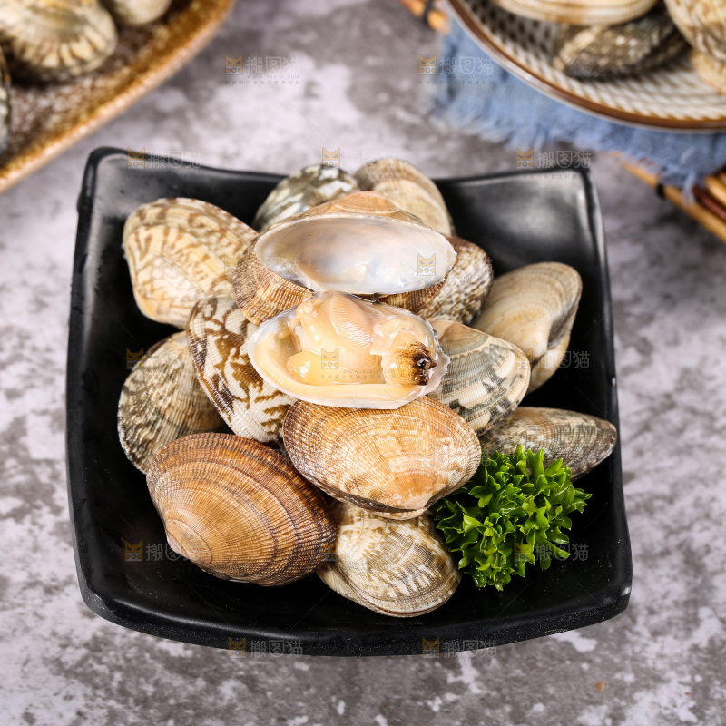 石板上放着一盘花甲