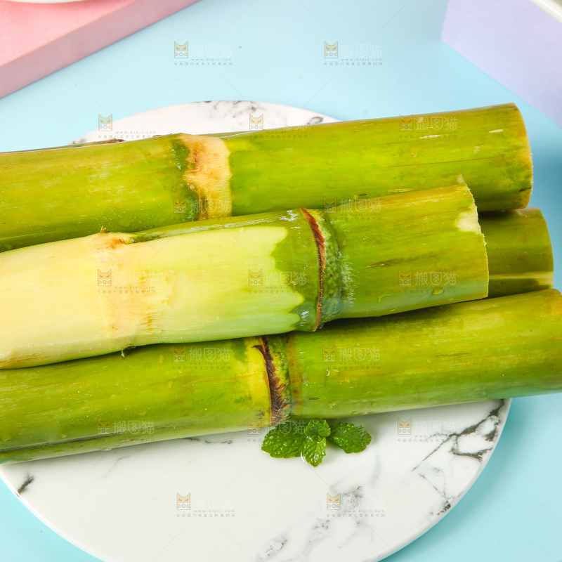 蓝底上放着一盘陶山甘蔗