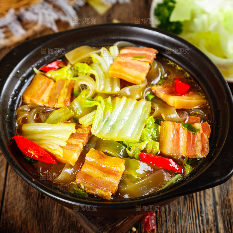 黑石板上放着一锅猪肉炖白菜