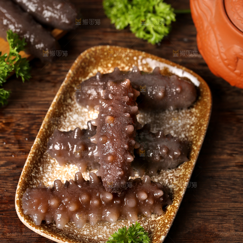 木底上放着一盘海刺参