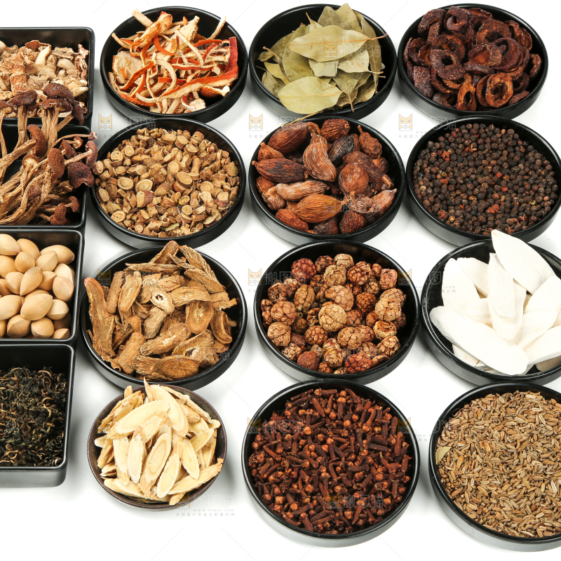 盘子里放着香料组合