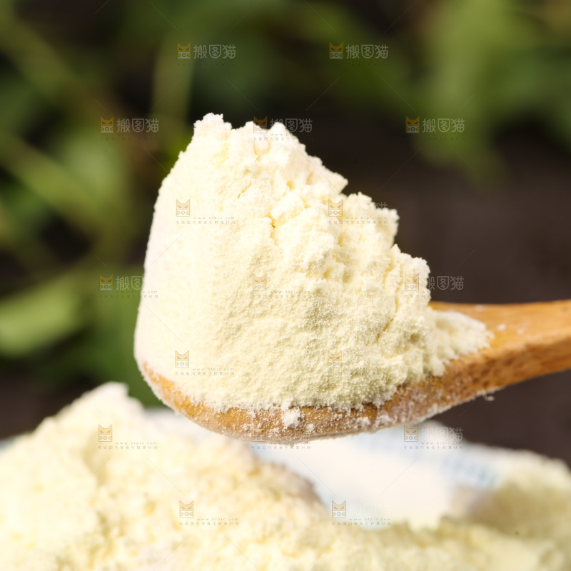 勺子里的奶粉