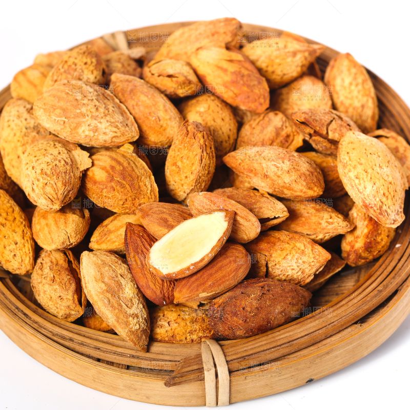 白底上放着一盘巴旦木