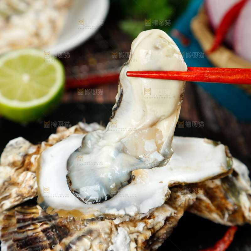 筷子夹着生蚝