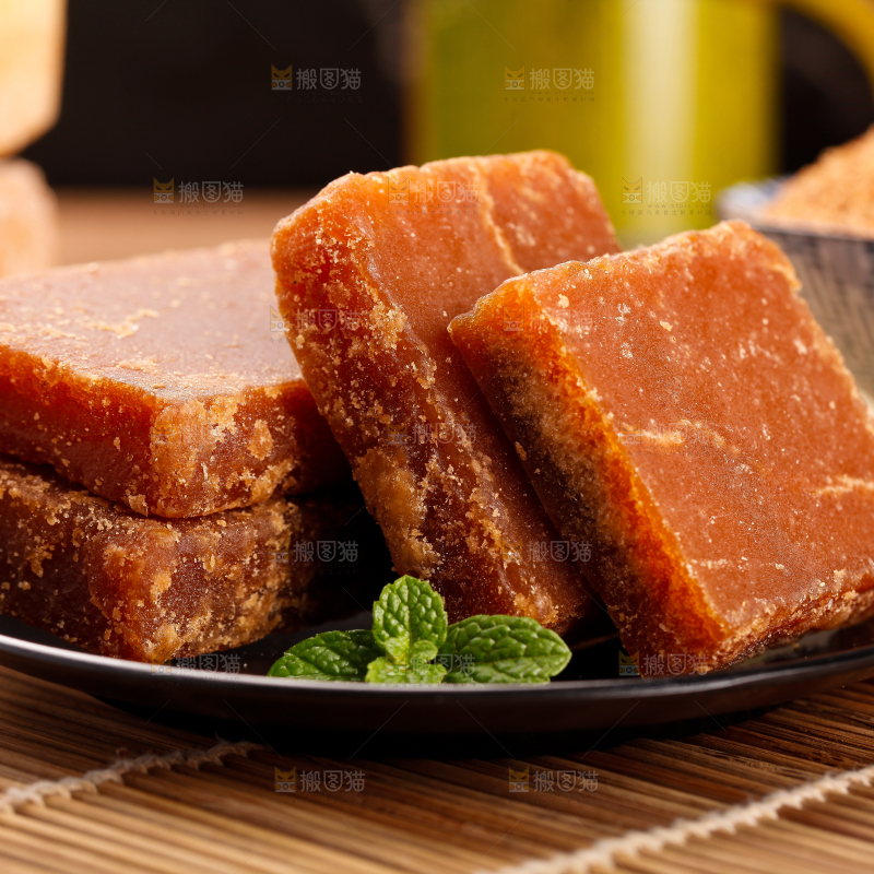盘子里装着红糖块