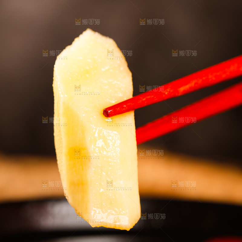 汤碗里放着山药肉汤