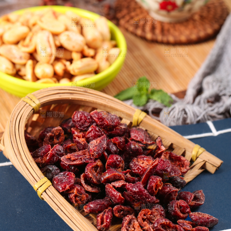 竹篮里放着蔓越莓干
