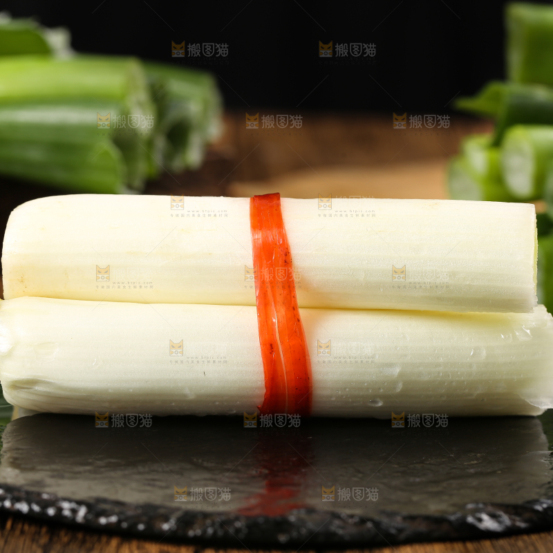 黑底上放着一捆山东大葱