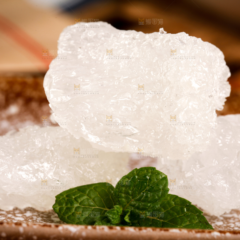 盘子里放着多晶冰糖