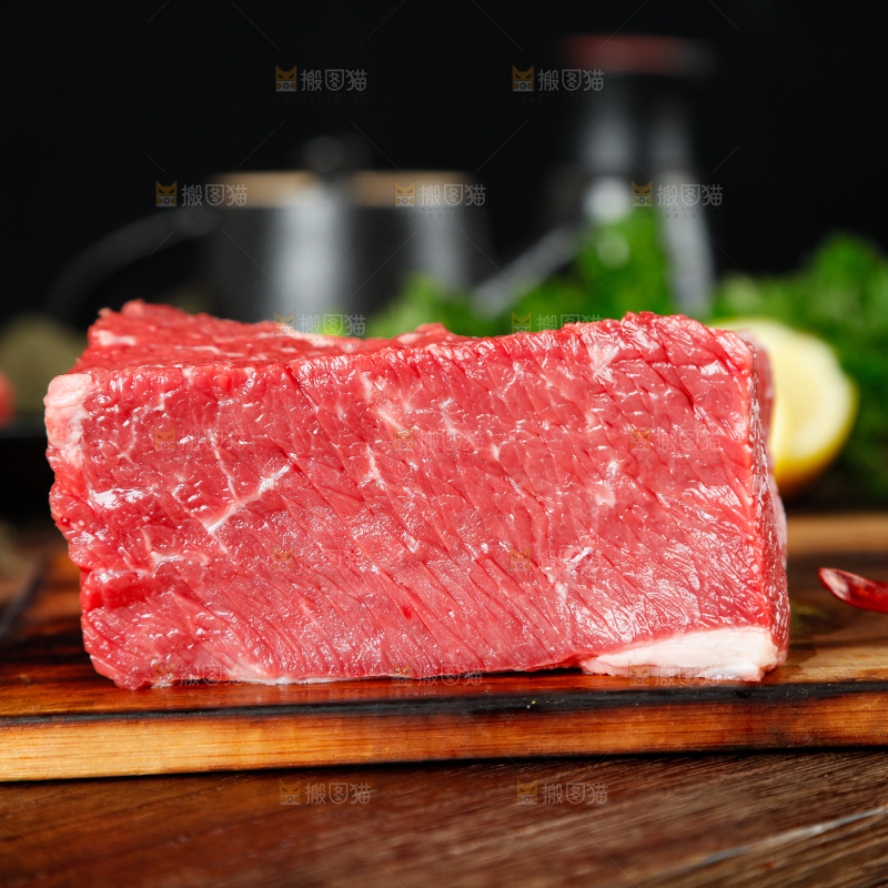 木板上放着一块鲜牛肉