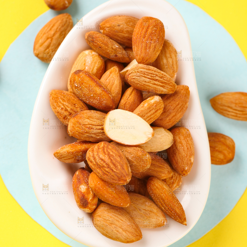 浅底上放着一碟杏仁