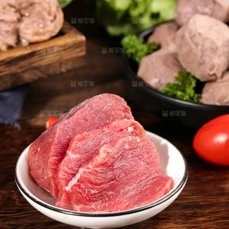 木底上放着一碟鲜牛肉