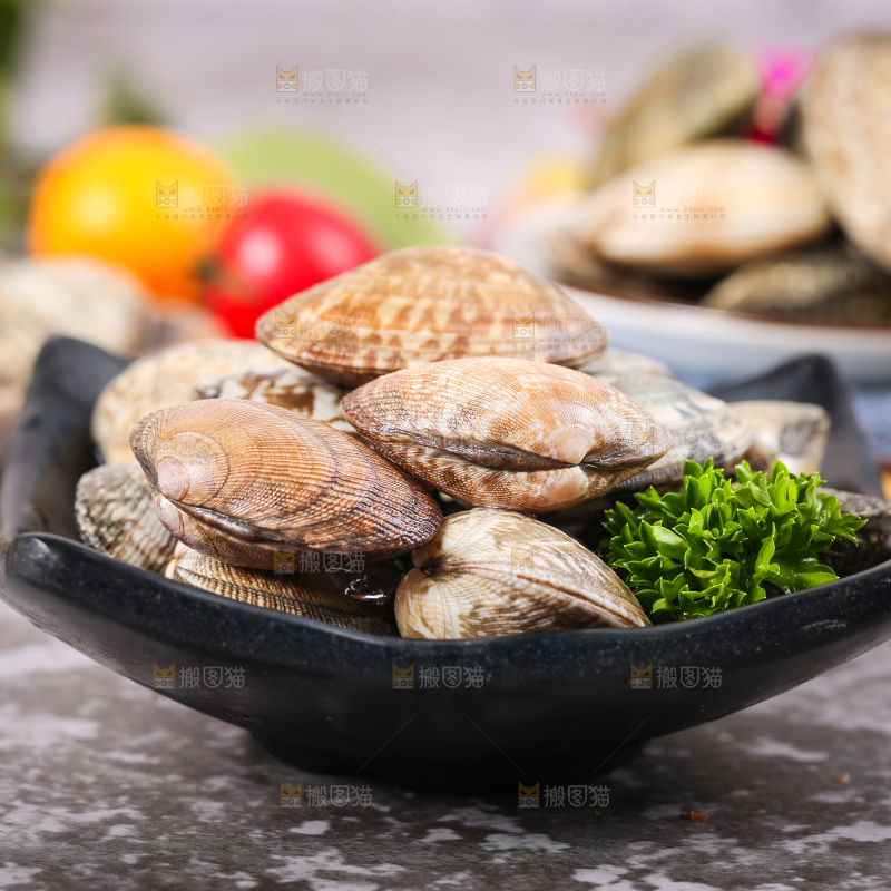 石板上放着一盘花甲
