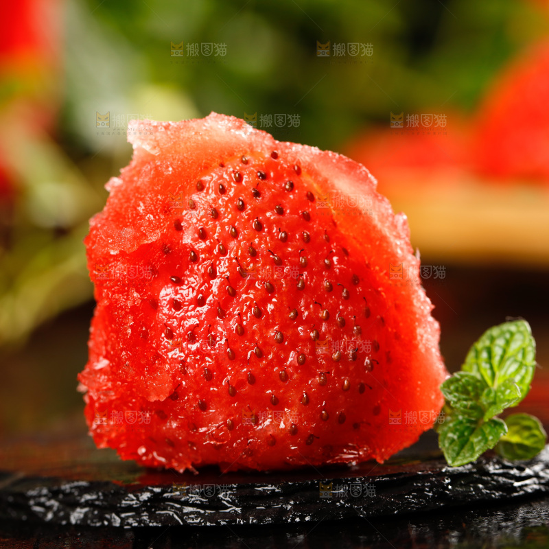 黑石板上放着冰冻草莓