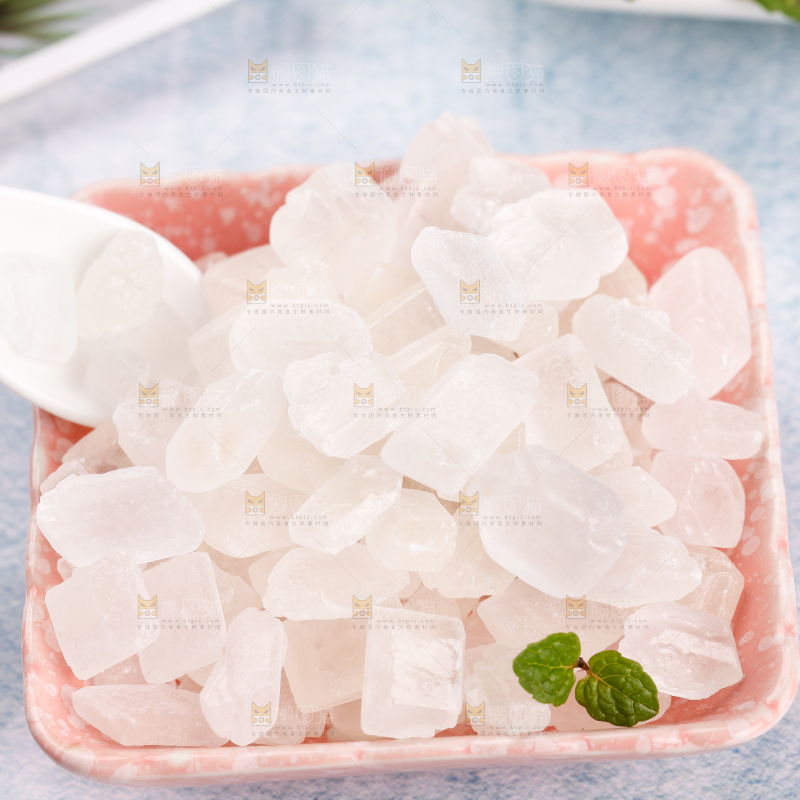 盘子里装着白冰糖