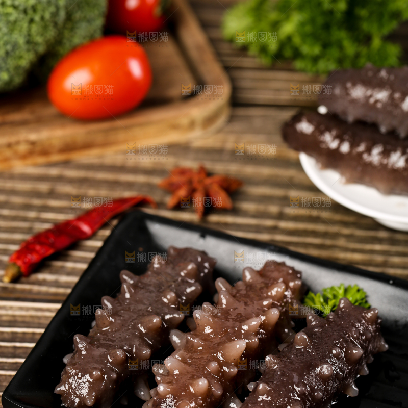 木底上放着一碗海刺参