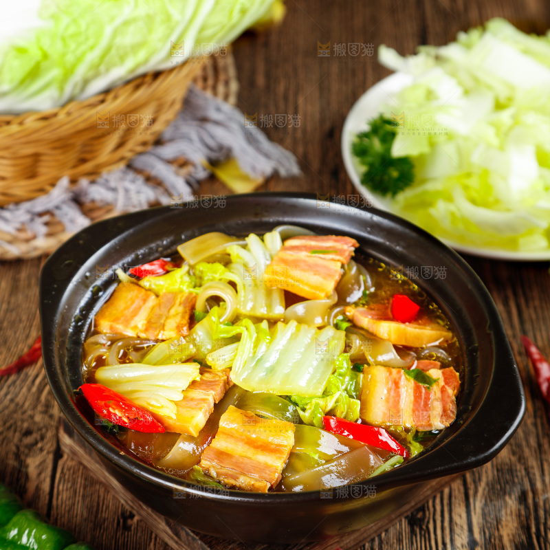 黑石板上放着一锅猪肉炖白菜