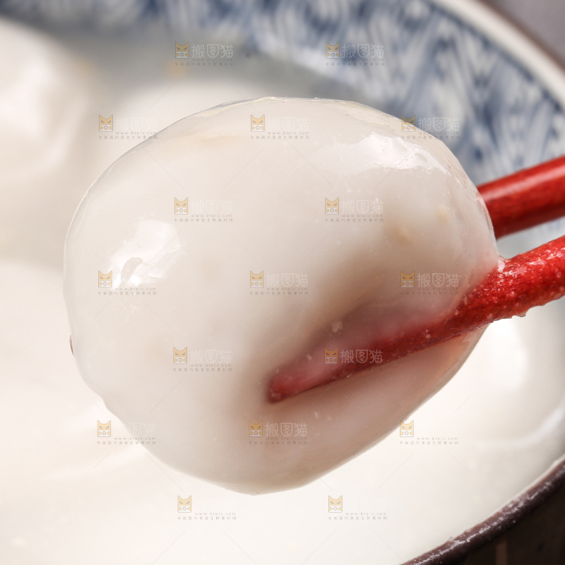 汤碗里放着汤圆