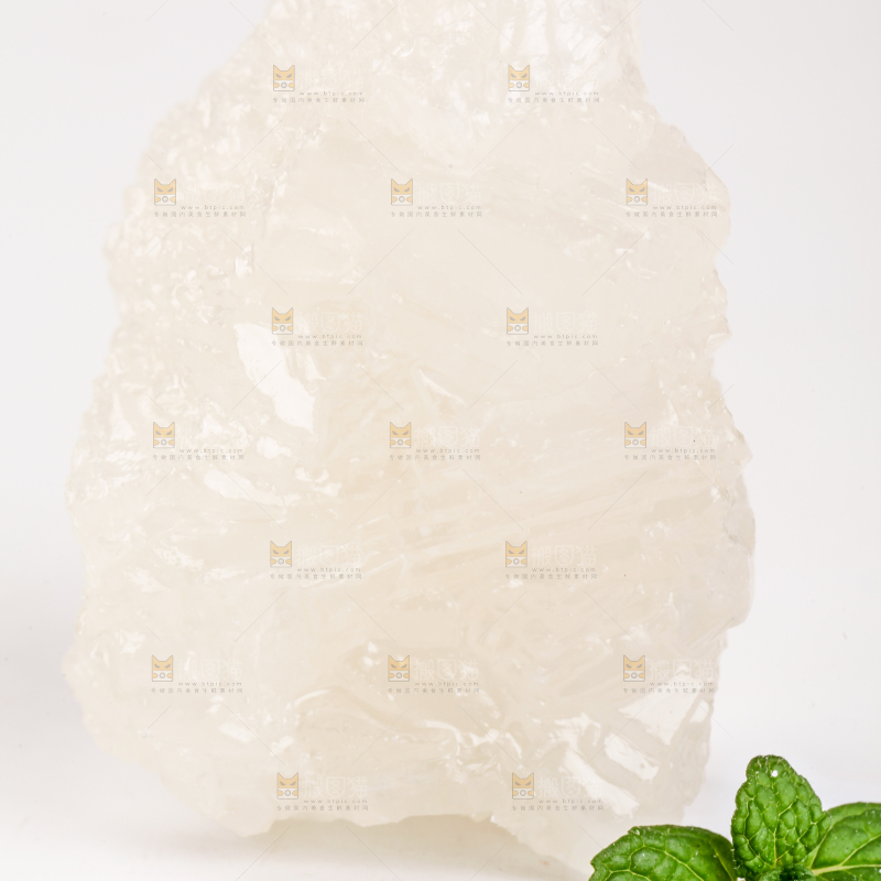 白底上摆放着多晶冰糖